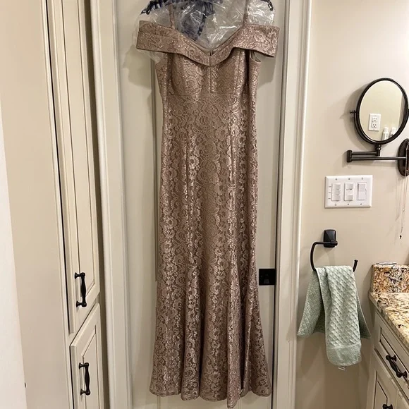 R&M Richards Off-the-Shoulder Cap Sleeve Floral Lace Mermaid Gown - Picture 5 of 6